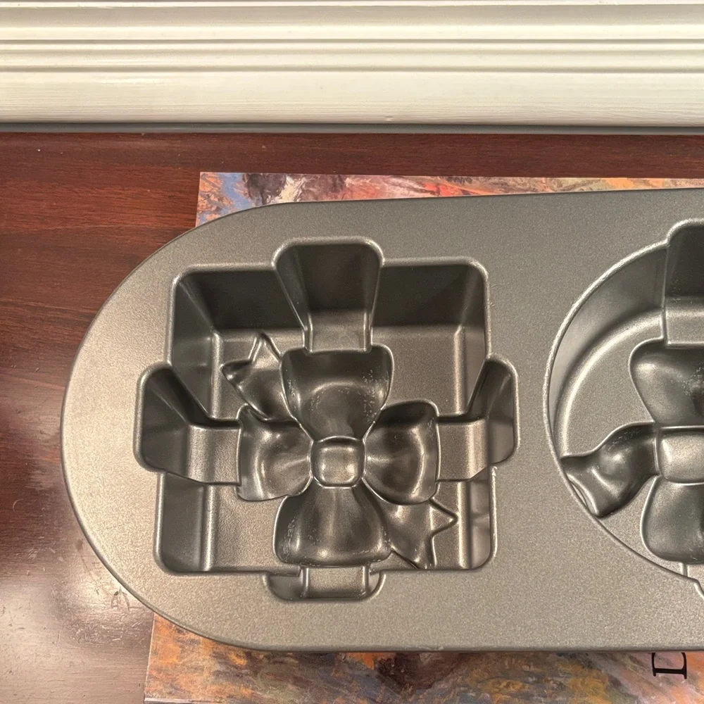 Nordic Ware Silver Bow Gift Pretty Presents Cake Pan